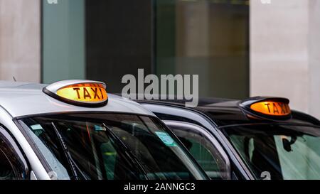 Un taxi noir de Londres signe avec image - un arrière-plan Banque D'Images