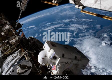 ISS - 15 Jan 2020 - L'astronaute de la NASA Christina Koch est photographié travaillant dans le vide de l'espace 265 milles au-dessus de l'océan Atlantique au large de la côte de l'Afric Banque D'Images