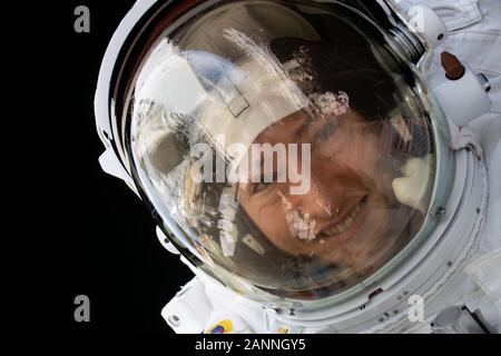 ISS - 15 Jan 2020 - L'astronaute de la NASA Christina Koch est photographié travaillant dans le vide de l'espace 265 miles au-dessus de la Terre. Elle et l'astronaute de la NASA Jessica Banque D'Images