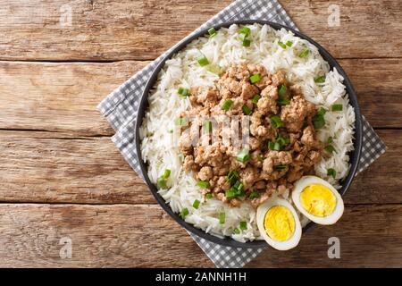 Porc braisé taïwanais sur du riz avec oeuf mollet close-up dans une assiette sur la table. Haut horizontale Vue de dessus Banque D'Images