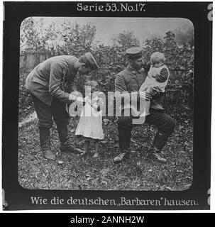 Projection Für Alle: Weltkrieg Serie 53 Kolonial-, See- Und Landkämpfe No. 17. Wie die deutschen 'Barbaren' hausen. - Die Firma „projection für Alle“ wurde 1905 von Max Skladanowsky (1861-1939) gegründet. Sie produzierte bis 1928 FAST 100 Serien zu je 24 Glassdias im format 8,3 x 8,3 cm im sog. Bromsilber-Gelatin-Trockenplatten Verfahren. Die Serien umfasten vor allem Städte, Länder, Landschaften aber auch Märchen und Sagen, das Alte Testament und den Ersten Weltkrieg. Banque D'Images