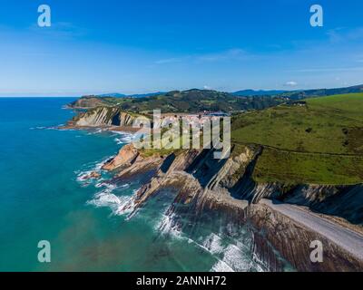 Vue aérienne de formations rocheuses à Zumaia Itzurun beach ou en Espagne Banque D'Images