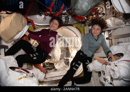 ISS - 15 Jan 2020 - Les astronautes de la NASA Christina Koch (à gauche) et Jessica Meir travailler sur leurs combinaisons spatiales américaines avant une sortie dans l'ils ont mené à l'installation Banque D'Images