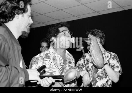 Luisito Avendaño (chanteur) avec Lubi Jovanovic (à gauche) et DJ Chico Malo (à droite), l'Orchestre La Clave. Royal Standard, Bradford GB 1989 Banque D'Images