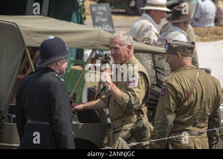 UK, Quorn - Juin 2015 : Des hommes vêtus d'uniformes de guerre parler ensemble au cours de la Victoire Banque D'Images