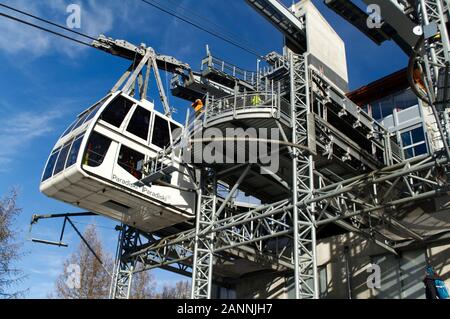 La station de téléphérique de la Vanoise Express sur le Peisey Vallandry / Les Arcs côté du passage à niveau. Banque D'Images