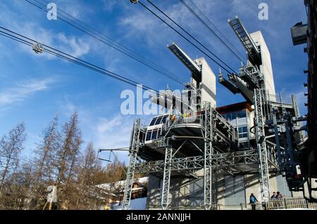 La station de téléphérique de la Vanoise Express sur le Peisey Vallandry / Les Arcs côté du passage à niveau. Banque D'Images