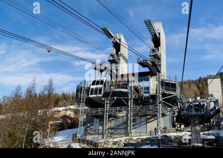 La station de téléphérique de la Vanoise Express sur le Peisey Vallandry / Les Arcs côté du passage à niveau. Banque D'Images