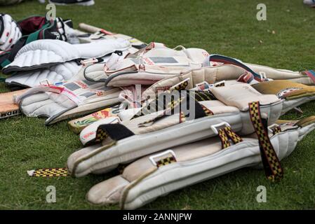 LOUGHBOROUGH, UK - Juillet 2017 - Matériel de cricket empilés prêts à l'emploi à un organisme de bienfaisance local de cricket Banque D'Images
