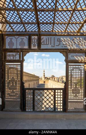 Entourant le passage de la mosquée Ibn Tulun encadrée de bois entrelacées mur perforé - Mashrabiya Médiévale - Le Caire, Egypte Banque D'Images