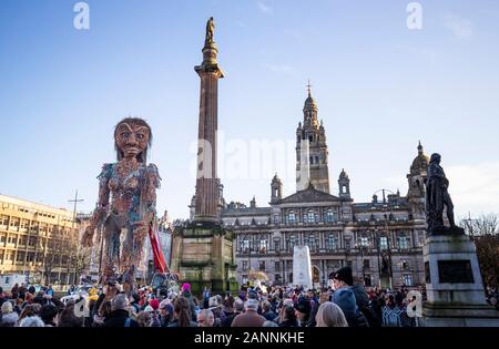 La plus importante de l'Écosse, une marionnette à dix mètres de haut de la déesse de la mer appelé tempête, faits entièrement de matériaux recyclés, de marcher dans le cadre de Glasgow Celtic Connections 2020. Banque D'Images