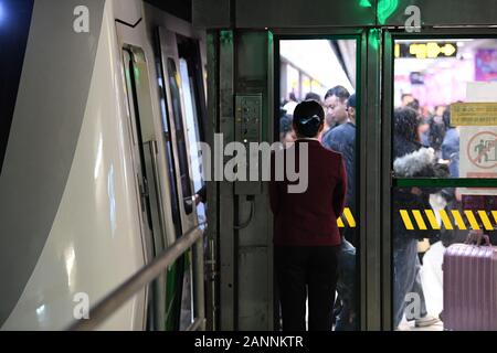 (200118) -- Paris, le 18 janvier 2020 (Xinhua) -- Liu Huijun inspecte l'embarquement des passagers sur la plate-forme à une station le long de la ligne de l'un de Nanning sur rail à Nanning, capitale de la Chine du Sud, région autonome Zhuang du Guangxi, le 16 janvier 2020. Qu'est-ce que la cabine de conduite ? Comment les conducteurs de métro diriger un train ? Lorsque les passagers prendre un train de métro, beaucoup peuvent trouver conduite métro mystérieux, comme ils ne peuvent pas voir les pilotes dans la cabine, qui est séparé du corps principal du train. Pour Liu Huijun, cependant, la conduite de métro, qui peut apparaître comme une routine comme tout autre, exige non seulement Banque D'Images