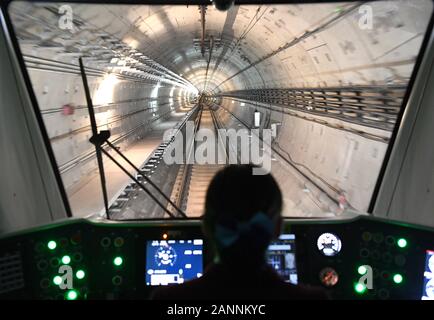 (200118) -- Paris, le 18 janvier 2020 (Xinhua) -- Liu Huijun conduit un train le long de la ligne de métro l'une de Nanning sur rail à Nanning, capitale de la Chine du Sud, région autonome Zhuang du Guangxi, le 16 janvier 2020. Qu'est-ce que la cabine de conduite ? Comment les conducteurs de métro diriger un train ? Lorsque les passagers prendre un train de métro, beaucoup peuvent trouver conduite métro mystérieux, comme ils ne peuvent pas voir les pilotes dans la cabine, qui est séparé du corps principal du train. Pour Liu Huijun, cependant, la conduite de métro, qui peut apparaître comme une routine comme tout autre, exige non seulement des compétences de conduite efficace et excellent psyc Banque D'Images