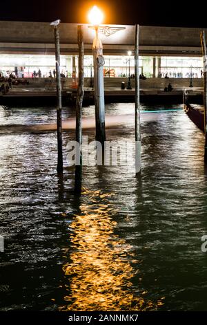 Venise, Italie - Sep 30, 2018 : Un quai à Venise la nuit Banque D'Images