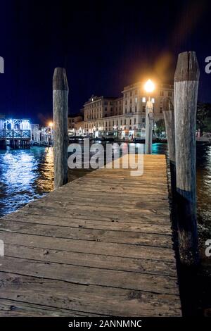 Venise, Italie - Sep 30, 2018 : Un quai à Venise la nuit Banque D'Images
