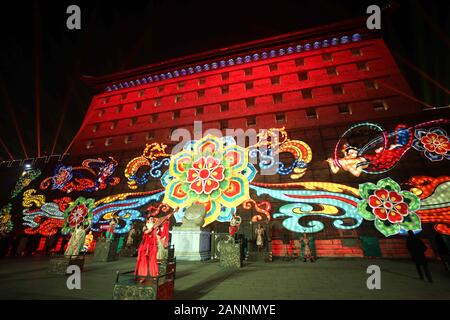 Xi'an, province du Shaanxi en Chine. 17 Jan, 2020. Effectuer lors d'un des acteurs lantern festival tenu à l'ancien mur de la ville de Xi'an, province du Shaanxi du nord-ouest de la Chine, le 17 janvier 2020. Credit : Liang Aiping/Xinhua/Alamy Live News Banque D'Images