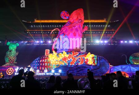 Xi'an, province du Shaanxi en Chine. 17 Jan, 2020. Les gens visitent un festival qui a eu lieu à l'ancien mur de la ville de Xi'an, province du Shaanxi du nord-ouest de la Chine, le 17 janvier 2020. Credit : Liang Aiping/Xinhua/Alamy Live News Banque D'Images