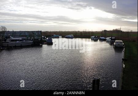 Une vue de la rivière Ant sur les Norfolk Broads avec soleil d'hiver dans des conditions de faible en aval du pont de Ludham, Norfolk, Angleterre, Royaume-Uni, Europe. Banque D'Images