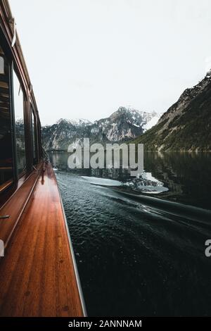 Bateau à passagers traditionnels glisse sur le lac de Konigssee avec en toile de fond la montagne Watzmann Banque D'Images