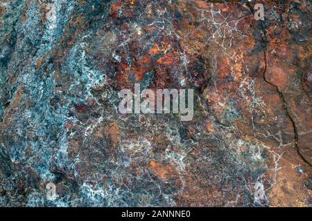 La prise de vue macro des eaux minérales naturelles - Hématite brute de cristal de l'Oural Central. Banque D'Images