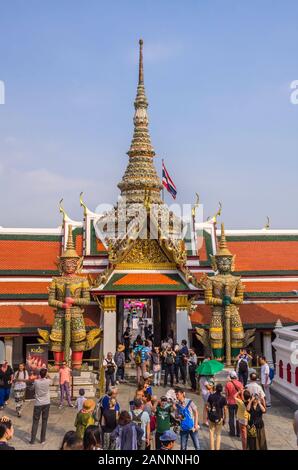 BANGKOK, THAÏLANDE - 23 décembre 2018 : Temple du Bouddha Émeraude Wat Phra Kaew est un des sites touristiques les plus célèbres et il a été construit en 1782 Banque D'Images