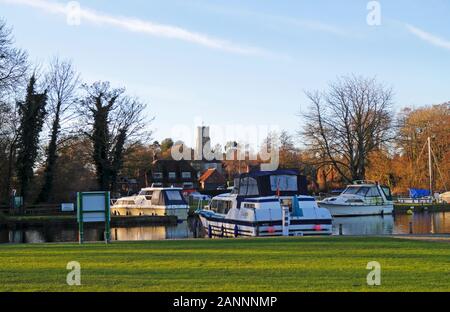 Des bateaux amarrés à Ranworth Staithe par Malthouse Broad sur les Norfolk Broads en hiver à Ranworth, Norfolk, Angleterre, Royaume-Uni, Europe. Banque D'Images