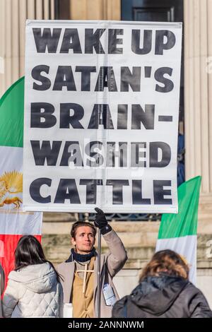 Trafalgar Square, Londres, Royaume-Uni. 18 janvier, 2020. Un évangéliste chrétien se dresse au milieu d'un Iran manifestation à Trafalgar square. Crédit : Guy Bell/Alamy Live News Banque D'Images