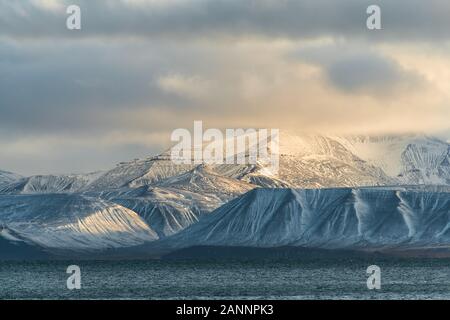 Congelés lumineuse des montagnes Rocheuses dans le coucher du soleil la lumière - un paysage extraordinaire dans l'Arctique Banque D'Images