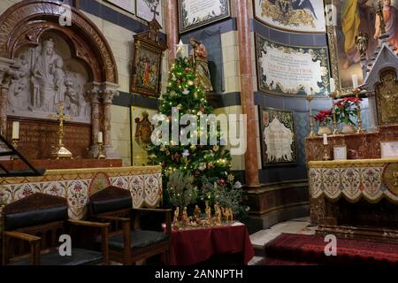 Arbre de Noël décore l'Église catholique Kirche der Heiligen Familie ou la Chapelle de Sainte Famille situé à l'Hospice autrichien un Christian guest house fondé en 1854 par l'Archevêque de Vienne en Via Dolorosa Jérusalem Israël Banque D'Images