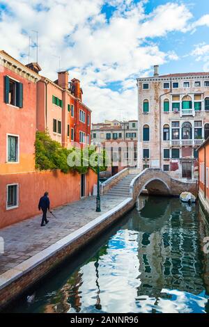 Venise, Italie - OCT 02, 2018 : merveilleux coin de Venise avec un canal et maisons anciennes Banque D'Images