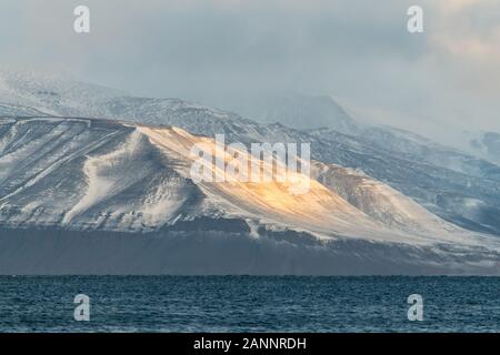 Congelés lumineuse des montagnes Rocheuses dans le coucher du soleil la lumière - un paysage extraordinaire dans l'Arctique Banque D'Images