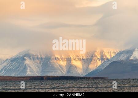 Congelés lumineuse des montagnes Rocheuses dans le coucher du soleil la lumière - un paysage extraordinaire dans l'Arctique Banque D'Images