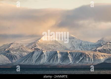 Congelés lumineuse des montagnes Rocheuses dans le coucher du soleil la lumière - un paysage extraordinaire dans l'Arctique Banque D'Images