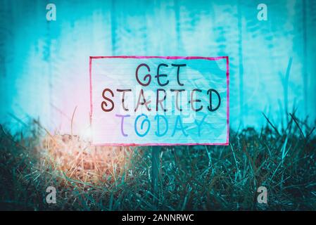Signe texte montrant Commencez dès aujourd'hui. Photo d'entreprise vous permet de faire du texte n'hésitez pas maintenant ou jamais se mettre aucun retard papier froissé attaché à un bâton un Banque D'Images