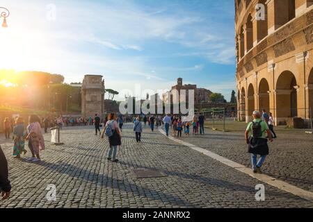 Rome, Italie - Oct 02, 2018 : les touristes sont à pied autour du Colisée, le centre touristique de Rome. Banque D'Images