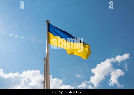 Pavillon ukrainien voltigeant dans le ciel Banque D'Images