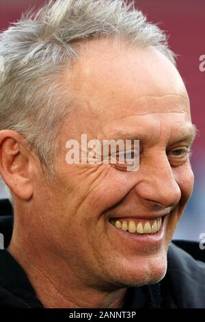 Mainz, Allemagne. 18 janvier, 2020. Football : Bundesliga FSV Mainz 05 - SC Freiburg, 18e journée de l'Opel Arena. La coach Christian Streich. Crédit : Thomas Frey/DPA - NOTE IMPORTANTE : en conformité avec les règlements de la DFL Deutsche Fußball Liga et la DFB Deutscher Fußball-Bund, il est interdit d'exploiter ou ont exploité dans le stade et/ou de la partie à pris des photos sous la forme de séquences d'acquisition et/ou la vidéo-comme la photo série./dpa/Alamy Live News Banque D'Images