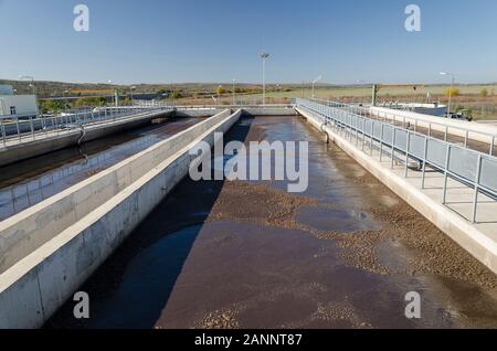 Usine de traitement moderne des eaux usées. Les citernes pour l'aération et l'épuration biologique des eaux usées par l'utilisation de boues actives Banque D'Images