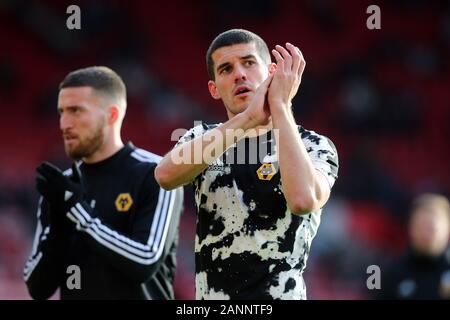 Wolverhampton Wanderers' Conor Coady applaudit les fans devant la Premier League match à St Mary, Southampton. Banque D'Images