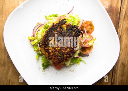 De pommes de terre cuits au feu et holloumi gâteaux servis avec salade verte Banque D'Images