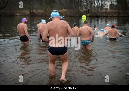 Mlada Boleslav, République tchèque. 18 janvier, 2020. Les nageurs participent à la traditionnelle baignade dans la rivière Jizera dans Mlada Boleslav à 50 kilomètres au nord de Prague en République tchèque. Environ deux cents nageurs ont pris part à des températures de 0 degrés Celsius. Credit : Slavek Ruta/ZUMA/Alamy Fil Live News Banque D'Images