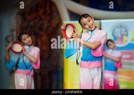 Wellington, Nouvelle-Zélande. 18 janvier 2020. (200118) -- WELLINGTON, le 18 janvier 2020 (Xinhua) -- Les filles ont de la danse folklorique chinoise sur le festival multiculturel en célébration du Nouvel An chinois de gala au Musée National de Nouvelle-Zélande à Wellington, capitale de la Nouvelle-Zélande, le 18 janvier 2020. Cet événement multiculturel, co-organisé par le Conseil multiculturel de Wellington et le Centre culturel de la Chine à Wellington, soutenu par le musée national Te Papa et le Pan Pacific Culture et Arts Development Centre, dispose d'une fusion de chants et danse agit de nombreuses nationalités à New Zeala Banque D'Images