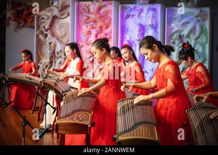 Wellington, Nouvelle-Zélande. 18 janvier 2020. (200118) -- WELLINGTON, le 18 janvier 2020 (Xinhua) -- actrices effectuer le guzheng, ou cithare chinoise, sur le festival multiculturel en célébration du Nouvel An chinois de gala au Musée National de Nouvelle-Zélande à Wellington, capitale de la Nouvelle-Zélande, le 18 janvier 2020. Cet événement multiculturel, co-organisé par le Conseil multiculturel de Wellington et le Centre culturel de la Chine à Wellington, soutenu par le musée national Te Papa et le Pan Pacific Culture et Arts Development Centre, dispose d'une fusion de chants et danse agit de nombreuses nationalités Banque D'Images