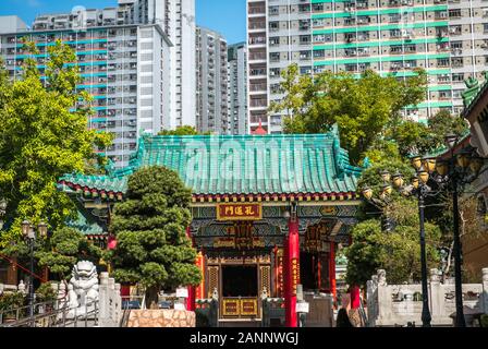 Hong Kong, Chine - Novembre 2019 : l'architecture chinoise traditionnelle, ancienne dans le Temple de Wong Tai Sin, un monument à Hong Kong Banque D'Images