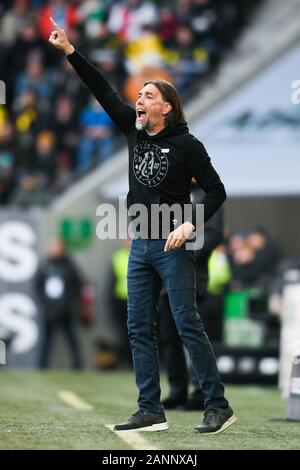 Augsburg, Allemagne. 18 janvier, 2020. Football : Bundesliga, 18e journée, FC Augsburg - Borussia Dortmund, WWK Arena. L'entraîneur d'Augsbourg Martin Schmidt de gestes. Crédit : Tom Weller/DPA - NOTE IMPORTANTE : en conformité avec les règlements de la DFL Deutsche Fußball Liga et la DFB Deutscher Fußball-Bund, il est interdit d'exploiter ou ont exploité dans le stade et/ou de la partie à pris des photos sous la forme de séquences d'acquisition et/ou la vidéo-comme la photo série./dpa/Alamy Live News Banque D'Images