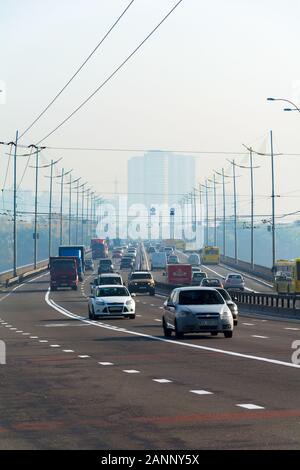 KIEV, UKRAINE - 03 octobre 2016 : l'animation de la circulation sur l'avenue Bandera, Kiev, Ukraine Banque D'Images