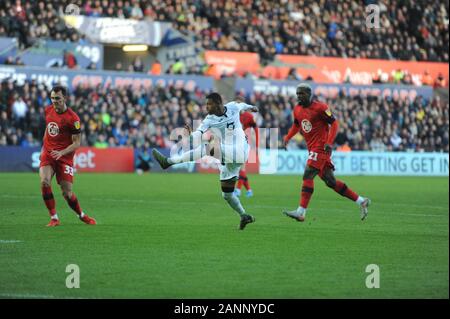 SWANSEA, Pays de Galles - 18 janvier Nouvelle signature Rhian Brewster de Swansea City frappe au but et marque un but d'égalisation pour son côté au cours de la Sky Bet Championship match entre Swansea City et Wigan Athletic au Liberty Stadium de Swansea, le samedi 18 janvier 2020. (Crédit : Jeff Thomas | MI News) photographie peut uniquement être utilisé pour les journaux et/ou magazines fins éditoriales, licence requise pour l'usage commercial Crédit : MI News & Sport /Alamy Live News Banque D'Images