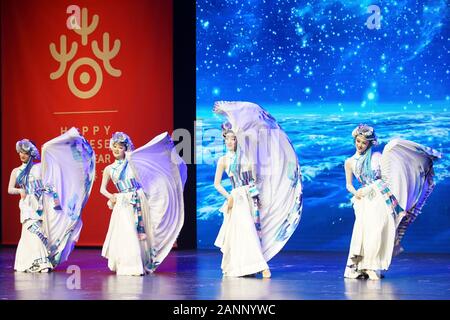 Prague, République tchèque. 17 Jan, 2020. Actrices du sud-ouest de la province chinoise du Sichuan effectuer lors d'un gala de danse les souhaits du Nouvel An lunaire chinois à venir à Prague, en République tchèque, le 17 janvier 2020. Credit : Dana Kesnerova/Xinhua/Alamy Live News Banque D'Images