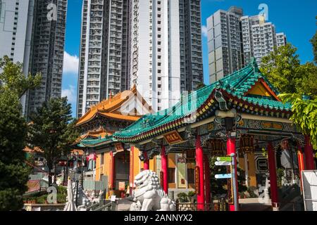 Hong Kong, Chine - Novembre 2019 : l'architecture chinoise traditionnelle et historique dans le Temple de Wong Tai Sin, un monument touristique à Hong Kong Banque D'Images