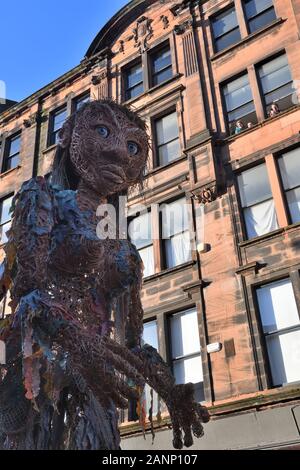 18 janvier 2020. Glasgow, Écosse, Royaume-Uni. Une marionnette animée de 10 m de haut appelée Storm marche dans le centre-ville pour marquer le début de Coastal Connections partie d'un événement climatique qui a lieu dans la ville. Banque D'Images